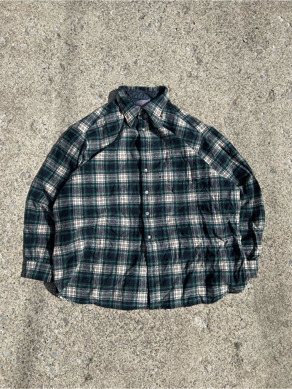 Vintage 90’s Men's Green Pendleton distressed Plaid Button-Up Shirt
